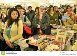 Люди на магазине книги редакционное стоковое изображение. изображение  насчитывающей книги - 29616554