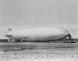 https://upload.wikimedia.org/wikipedia/commons/thumb/3/35/Hindenburg_at_lakehurst.jpg/800px-Hindenburg_at_lakehurst.jpg