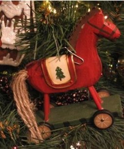 новорічна іграшка кінь в упряжці