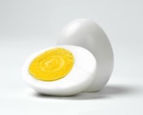 Вареные куриные яйца на белом фоне. | Премиум Фото