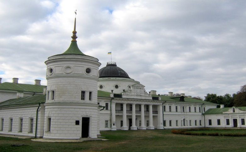 https://upload.wikimedia.org/wikipedia/commons/9/9c/Kachanovka_palace.JPG