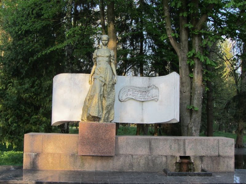 'ятник Л. Українки у Луцьку_2.jpg