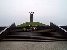 https://upload.wikimedia.org/wikipedia/ru/thumb/d/df/Memorial_Golodomora.JPG/220px-Memorial_Golodomora.JPG