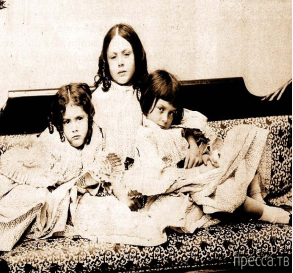 C:\Documents and Settings\Vanya\Мои документы\Мои видеозаписи\Аліса з права, із своїми сестрами 1859 р..png