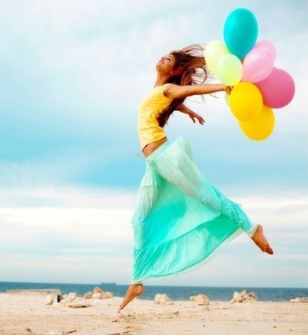 http://www.shinylife.ru/wp-content/uploads/2016/11/Happy-girl-at-beach-with-balloons.jpg