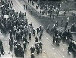 https://upload.wikimedia.org/wikipedia/commons/thumb/7/72/Communists_attacking_a_parade_of_Ukrainians_in_Chicago._17.12.1933.jpg/220px-Communists_attacking_a_parade_of_Ukrainians_in_Chicago._17.12.1933.jpg