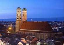 https://upload.wikimedia.org/wikipedia/commons/thumb/f/fc/Frauenkirche_M%C3%BCnchen_abends.jpg/220px-Frauenkirche_M%C3%BCnchen_abends.jpg