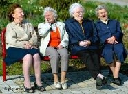 Vier ältere Damen auf einer Bank