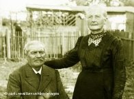 Ein älteres Ehepaar auf einem schwarz-weiß Foto