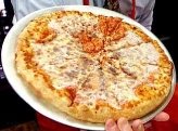 Eine große Pizza Margherita auf einem Teller