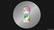 Symbolbild: ein Schlüsselloch, durch das man Geldscheine sieht