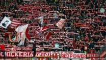 Das Bild zeigt Fans des Fußballvereins Bayern München im Fußballstadion