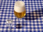 Ein Schnapsglas (links) und ein Glas mit Bier