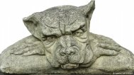 Ein grimmiger Hund aus Stein
