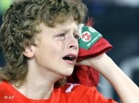 Ein Junge weint