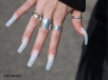 Eine Frauenhand mit verlängerten Fingernägeln