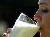 Eine Frau trinkt ein Glas Milch