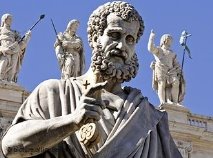 Die Statue des Heiligen Petrus auf dem Petersplatz in Rom