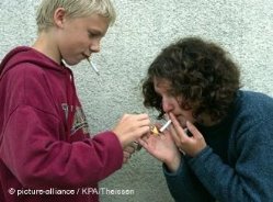 Zwei Jugendliche rauchen