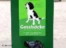 Ein Stand mit Mülltüten für Hundekot mit der Aufschrift Gassisack