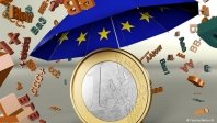Ein Symbolbild: Eine Euro-Münze hängt an einem Schirm, auf dem die Sterne der EU-Staaten aufgedruckt sind