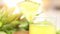 Cocktailglas mit einer Ananasscheibe