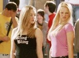 Zwei blonde Frauen nebeneinander. Szene aus dem Film Mean Girls