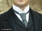 Ein Vatermörder: Krawatte und hoher Hemdkragen