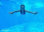 Ein Mädchen taucht im Schwimmbad