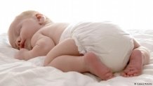 Symbolbild Schlafendes Baby mit einer Windel