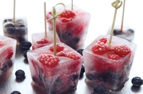 Заморожені ягоди у кубиках льоду