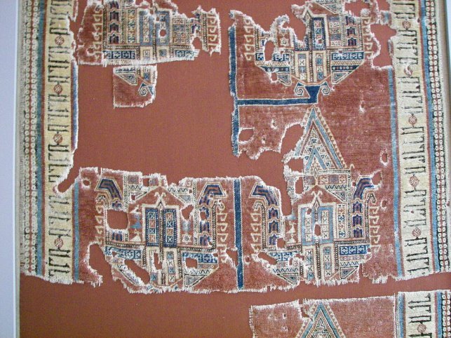 https://upload.wikimedia.org/wikipedia/commons/thumb/1/11/Pergamonmuseum_Teppich_01.jpg/1024px-Pergamonmuseum_Teppich_01.jpg?1549139279247