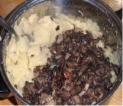 Вареники с картофелем и грибами - Добавляю обжаренные с луком грибы в пюре, солю, перчу