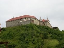 https://upload.wikimedia.org/wikipedia/commons/thumb/1/1a/Ukraine-Mukacheve-Palanok_Castle-Overlook-6.jpg/800px-Ukraine-Mukacheve-Palanok_Castle-Overlook-6.jpg