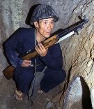 https://upload.wikimedia.org/wikipedia/commons/thumb/d/d4/Vietcong1968.jpg/800px-Vietcong1968.jpg