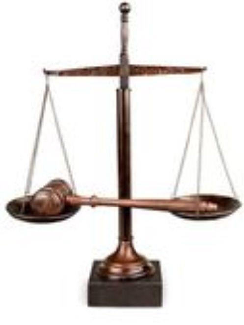Весы правосудия и деревянный молоток — стоковое фото #118549014