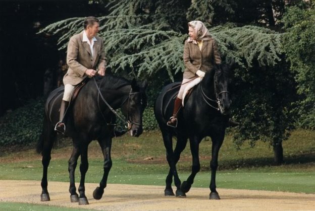Королевское увлечение лошадьми: Елизавета II срочно ищет конюхов