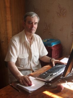Володимир Рутківський за своїм робочим столом