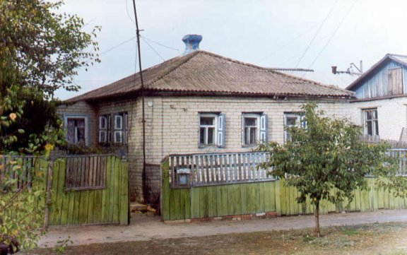 Дом где родился ЛФБыков в пос. Знаменское Фото Людмила Ищик 2005 г