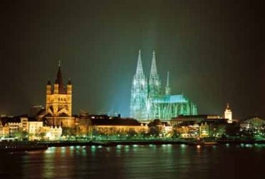 Blick auf Köln und den Dom bei Nacht