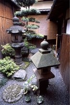 https://upload.wikimedia.org/wikipedia/commons/thumb/d/d6/Kyoto_Courtyard.jpg/200px-Kyoto_Courtyard.jpg