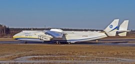 https://upload.wikimedia.org/wikipedia/commons/thumb/6/6e/Antonov_An-225_left_view.jpg/1280px-Antonov_An-225_left_view.jpg