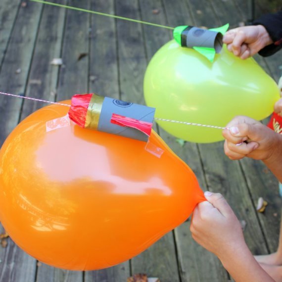 cómo hacer el experimento del globo cohete