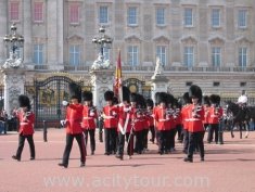 https://www.englishexercises.org/makeagame/my_documents/my_pictures/2008/may/The_changing_of_the_guard.jpg