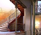 https://upload.wikimedia.org/wikipedia/commons/thumb/a/af/Tassel_House_stairway.JPG/250px-Tassel_House_stairway.JPG