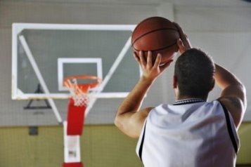 Штрафний кидок у баскетболі: основні правила та техніка виконання, розташування гравців, скільки очок