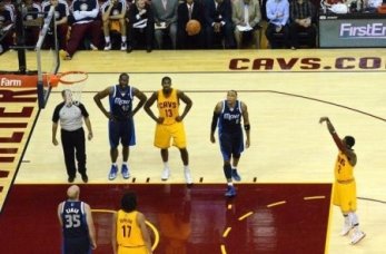 Штрафний кидок у баскетболі: основні правила та техніка виконання, розташування гравців, скільки очок