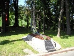 Символічна могила і дерев'яний хрест крутян на Аскольдовій могилі у Києві