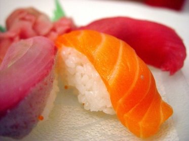 https://upload.wikimedia.org/wikipedia/commons/thumb/4/4c/Salmon_sushi_cut.jpg/1024px-Salmon_sushi_cut.jpg