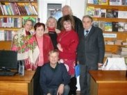 На данном изображении может находиться: 6 человек, в том числе Юлия Хандожинская, люди улыбаются, люди стоят, люди сидят, ребенок и в помещении